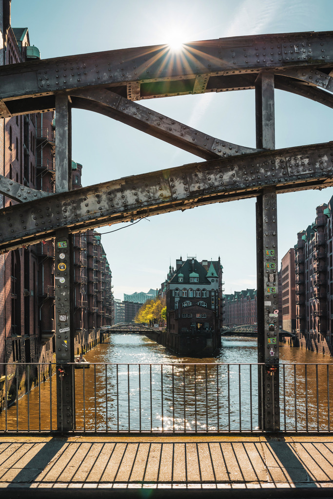10230925 - Poggenmühlenbrücke und Wasserschloss | Blick auf die Poggenmühlenbrücke und das Wasserschloss in der Speicherstadt.