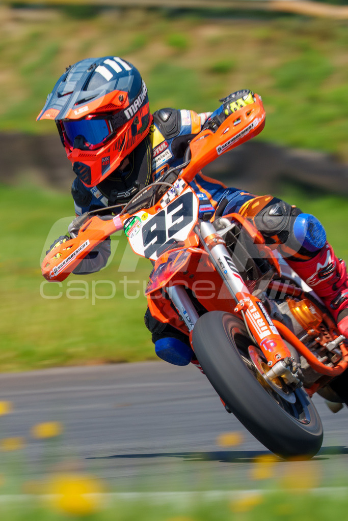 G-Cup + Supermoto Staatsmeisterschaft + Hungarian Supermoto Championship | GRIPcapture steht für authentische Sportfotografie in Österreich – für Momente, die mehr sind als Geschwindigkeit oder Ergebnis. Es geht um Emotion, Spannung, Fokus und den Augenblick, der oft nur einen Wimpernschlag dauert.Ob Motorsport, Teamsport oder 