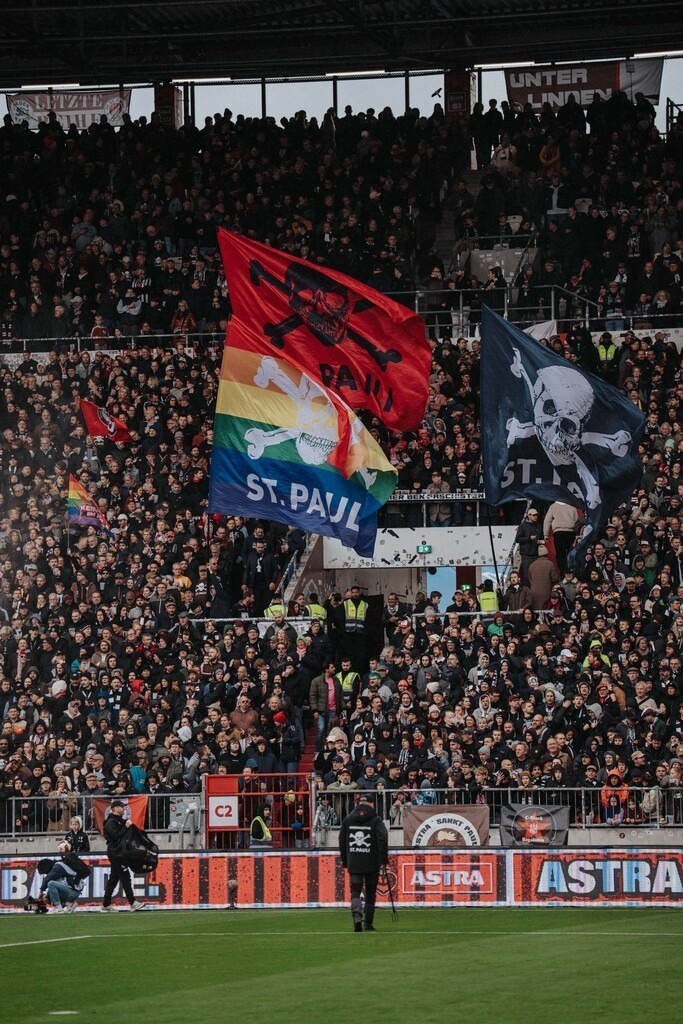 FCSP_YD-06201 | Der offizielle Shop für FC St. Pauli Fotos. Wähle aus Spielszenen & Fanmomenten dein FCSP Wunschformat. Wir liefern Millerntor-Atmosphäre.