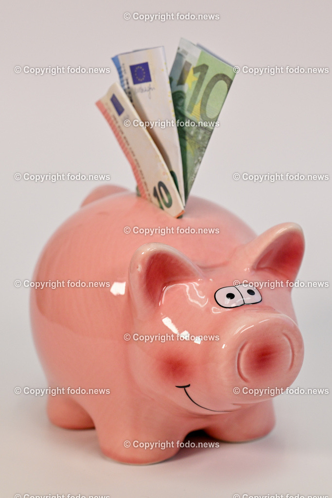 Sparschwein_ 21.12.2024-4 | 21.12.2024, Linz, AUT, Sparschwein, im Bild Themenbild, Sparschwein, Schwein, sparen, Geld, Euroscheine, Muenzen