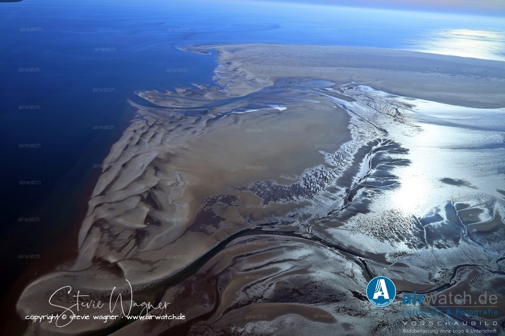 Luftbilder Sandbänke Norderoogsand, Japsand, Süderoogsand | Süderoogsand ist der größte und südlichste der drei Nordfriesischen Außensände (Hochsände) im Nationalpark Schleswig-Holsteinisches Wattenmeer und liegt südwestlich von Süderoog und Pellworm sowie nordwestlich von Westerhever in Eiderstedt. Er ist in nord-südlicher Richtung etwa 7 km lang und hat eine maximale Breite von 4 km, wodurch seine Fläche rund 15 km² beträgt.
