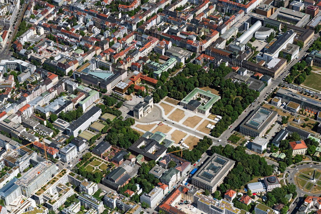 dr__0202238.jpg | MüNCHEN 29.06.2023 Platz- Ensemble Königsplatz und Karolinenplatz in München Maxvorstadt im Bundesland Bayern. Blick auf die Propyläen, Glyptothek, Antikensammlung, NS-Dokumentationszentrum, Musikhochschule. // Ensemble space Koenigsplatz in the inner city center in Munich in the state Bavaria, Germany. Foto: Daniel Reiter