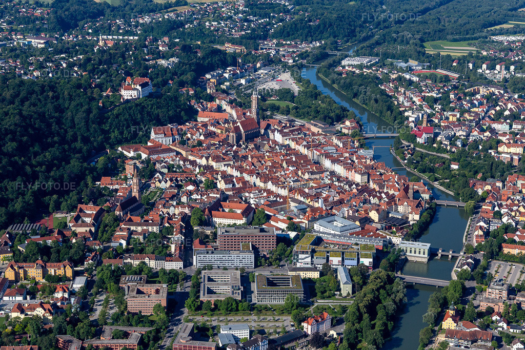 Luftbild: Neustadt und Altstadt Landshut in Landshut im Bundesland Bayern in Deutschland. – Foto: IMG_133071.jpg vom 03.07.2022 durch Werner Riehm/FLY-FOTO.de – Auflösung des Originals: 5472 x 3648 px – Stadt Landshut