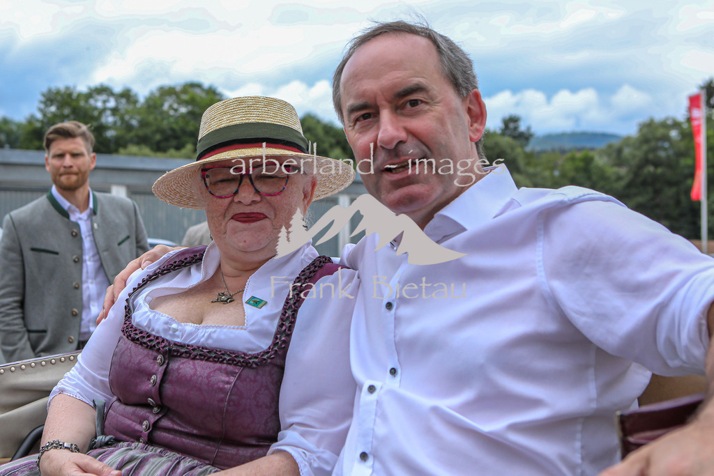 OE7A1429 | die Festeröffnung in Zwiesel mit prominentem Besuch, Ministerpräsident Markus Söder sowie Minister Hubert Aiwanger.