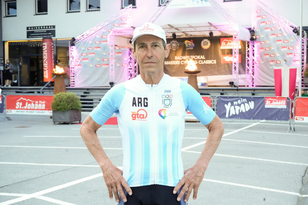 1232_20230817_Bewerb_Maenner_Muehlanger | AUT - OESTERREICH, 2023-08-16: SPORT RENNRAD-FAHREN - 55. INTERNATIONALER RADWELTPOKAL IN ST. JOHANN IN TIROL  - Vintage-Radrennen mit WM-Bronze-Medaillen-Siegerin Christina Schweinberger, den Teilnehmer und Alexander Baumann (vom Orginastions-Team) - TAG 2 BEWERB MAENNER IN SECHS GRUPPEN  ; Foto: Roland Muehlanger