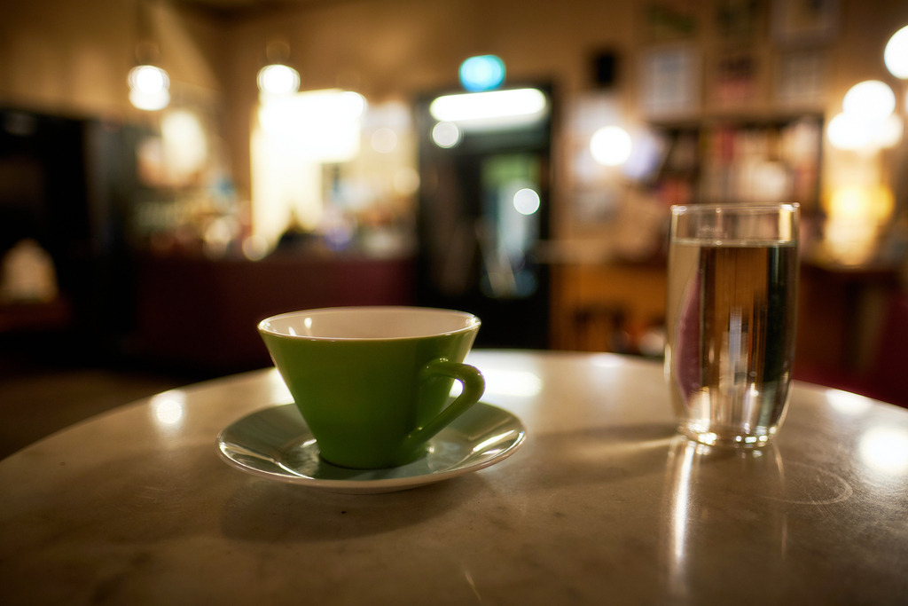 Admiral Kino Wien | Wien, Austria - November 25, 2019: Admiral Kino in Wien gegründet 1913, 2007 übernommen von Frau Englert; Kaffeetasse auf dem Tisch. - Realisiert mit Pictrs.com