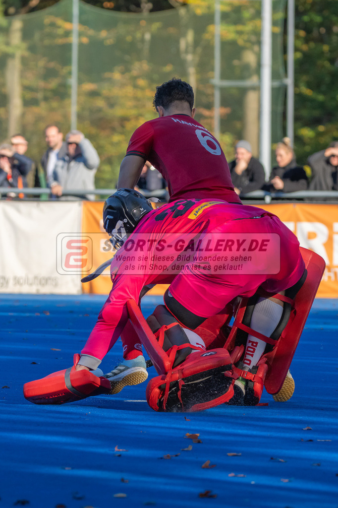 HK_20241103_108580 | 1. Bundesliga Herren Crefelder HTC - Hamburger Polo Club am 3.11.2024 CHTC Krefeld, Krefeld , Niklas Garst ( Hamburger Polo Club #30 ) , Julius Hayner ( Crefelder HTC #6 )