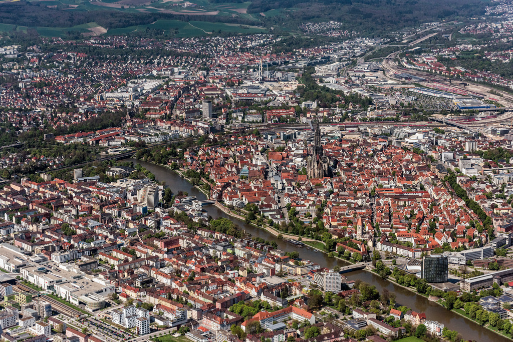 dr__0011767.jpg | ULM 10.05.2017 Stadtansicht des Innenstadtbereiches mit Ulmer Münster  in Ulm im Bundesland Baden-Württemberg, Deutschland. // City view of downtown area with Ulmer Muenster in Ulm in the state Baden-Wuerttemberg, Germany. Foto: Daniel Reiter