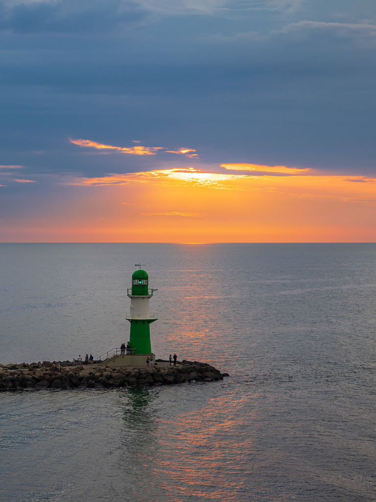 Mole an der Ostseeküste in Warnemünde am Abend | Mole an der Ostseeküste in Warnemünde am Abend.