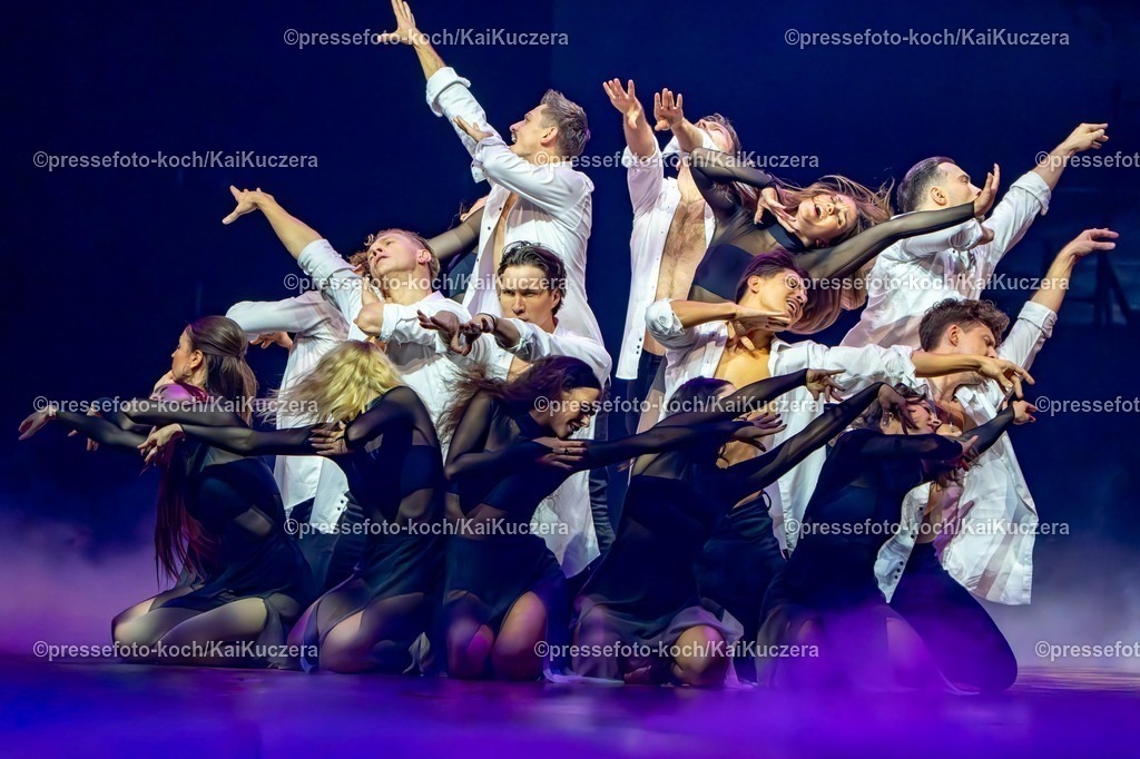 xKKUx15112501132 | 15.11.2025, xkkux, Düsseldorf, Let's Dance die Tour 2025 im PSD Bank DOME. Die Profitänzer performen den Abschlusstanz auf der Bühne 