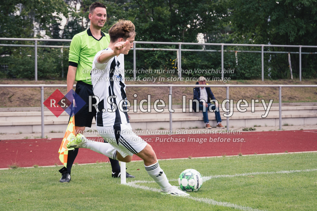 RS-1-058873 | Julius Jochen Nehl (#21, ETSV), Christopher Tittel (Schiedsrichterassistent, Linienrichter)