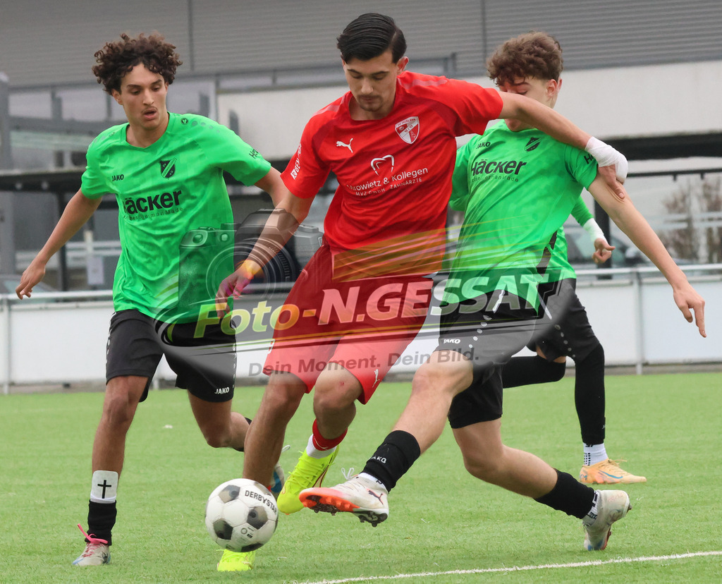 SV Rödinghausen - FC Iserlohn | Auf dem Bild zu sehen: grün SV Rödinghausen v.l.: Manuel Striegl, Jonas Edsen ; rot FC Iserlohn: Aron Xhurreta SV Rödinghausen, FC Iserlohn, Saison 25/26, B-Jugend Westfalenliga, Deutschland - Realisiert mit Pictrs.com