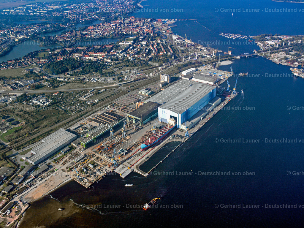 2581115 | STRALSUND 2005 Werftgelände der Schiffswerft am Strelasund Ufer im Ortsteil Dänholm in Stralsund im Bundesland Mecklenburg-Vorpommern. Die ehemalige " Volkswerft Stralsund " wird nun geführt von der MV WERFTEN Wismar GmbH . Weiterführende Informationen bei: MV WERFTEN. // Shipyard area of the dockyard in the Strelasund shore in the district Daenholm in Stralsund in the federal state Mecklenburg-West Pomerania. Further information at: MV WERFTEN. Foto: Gerhard Launer