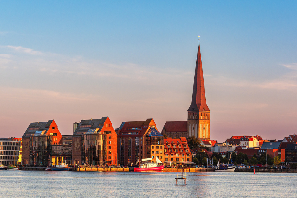 Blick über die Warnow auf die Hansestadt Rostock am Abend | Blick über die Warnow auf die Hansestadt Rostock am Abend.