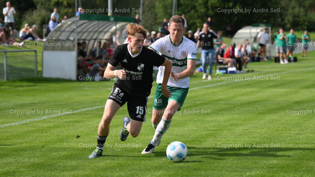 PSV Neumünster vs Heider SV | Marvin Ehlert (PSV #13) / Mathis Harms (Heide #15) - Fußball-Oberliga Männer 2024/2025 / PSV Neumünster vs Heider SV / PSV Stadion Platz A / Neumünster / 17.08.24 - Realisiert mit Pictrs.com