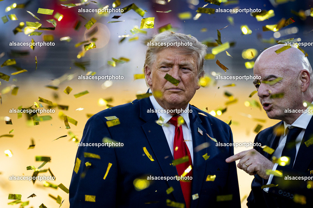FOOTBALL : Argentine vs Espagne – Finale de la Coupe du Monde FIFA 2026. New York New Jersey Stadium, East Rutherford, New Jersey, États-Unis. 19/07/2026. | Le président des États-Unis Donald Trump et le président de la FIFA Gianni Infantino posent avec le trophée de la Coupe du Monde de la FIFA 2026 lors de la cérémonie de remise des récompenses après la finale entre l'Argentine et l'Espagne au New York New Jersey Stadium, à East Rutherford, dans le New Jersey, le 19 juillet 2026, aux États-Unis.