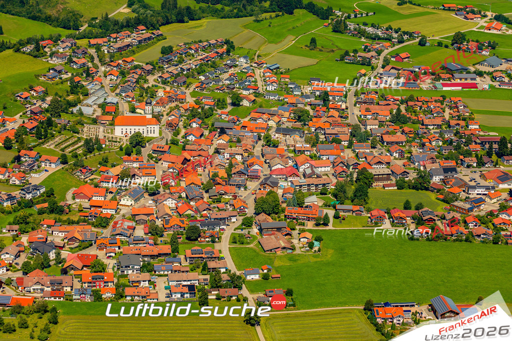 Luftaufnahme der Stadt Wertach - Die Luftaufnahme wurde 2025 vom UL-Flugzeug heraus erstellt ( keine Drohne ) - Hochauflösende Luftaufnahme - für professionelle Ausdrucke geeignet. Die Geschenkidee !Mit Lizenz und Bildrechte bestellbar