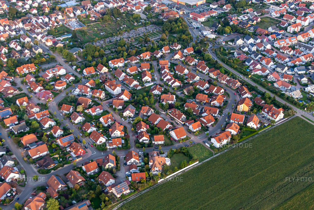 Luftbild: Pommernring in Offenbach an der Queich im Bundesland Rheinland-Pfalz in Deutschland. Foto: IMG_71290.jpg vom 27.08.2014 durch Werner Riehm/FLY-FOTO.de