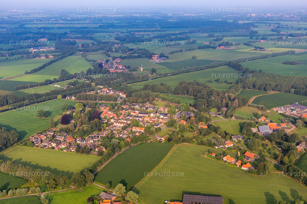 Aerial view: View of the town in Rekken in the state Gelderland, Netherlands. – Photo: IMG_008214.jpg taken on 07/18/2020 by Werner Riehm/FLY-FOTO.com – Resolution of the original: 5472 x 3648 px