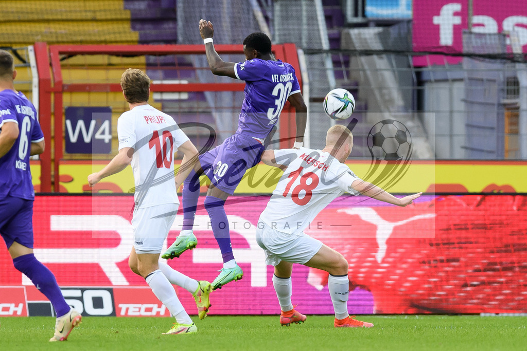 OSNVKO20210906_1 | Fussball, Herren: Aaron Opoku (VfL Osnabrueck) und Kai Klefisch (FC Viktoria Koeln) im Zweikampf beim Spiel der 3. Liga zwischen VfL Osnabrueck und FC Viktoria Koeln im Stadion an der Bremer Bruecke am 06.09.2021 in Osnabrueck, Deutschland.DFB / DFL REGULATIONS PROHIBIT ANY USE OF PHOTOGRAPHS AS IMAGE SEQUENCES AND/OR QUASI-VIDEO. - Realisiert mit Pictrs.com