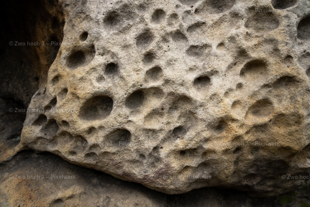 Friensteinaufstieg_Felsen_Felswand_Wabenverwitterung | 2022-09-02_Waldbrandgebiete_2 - Realisiert mit Pictrs.com