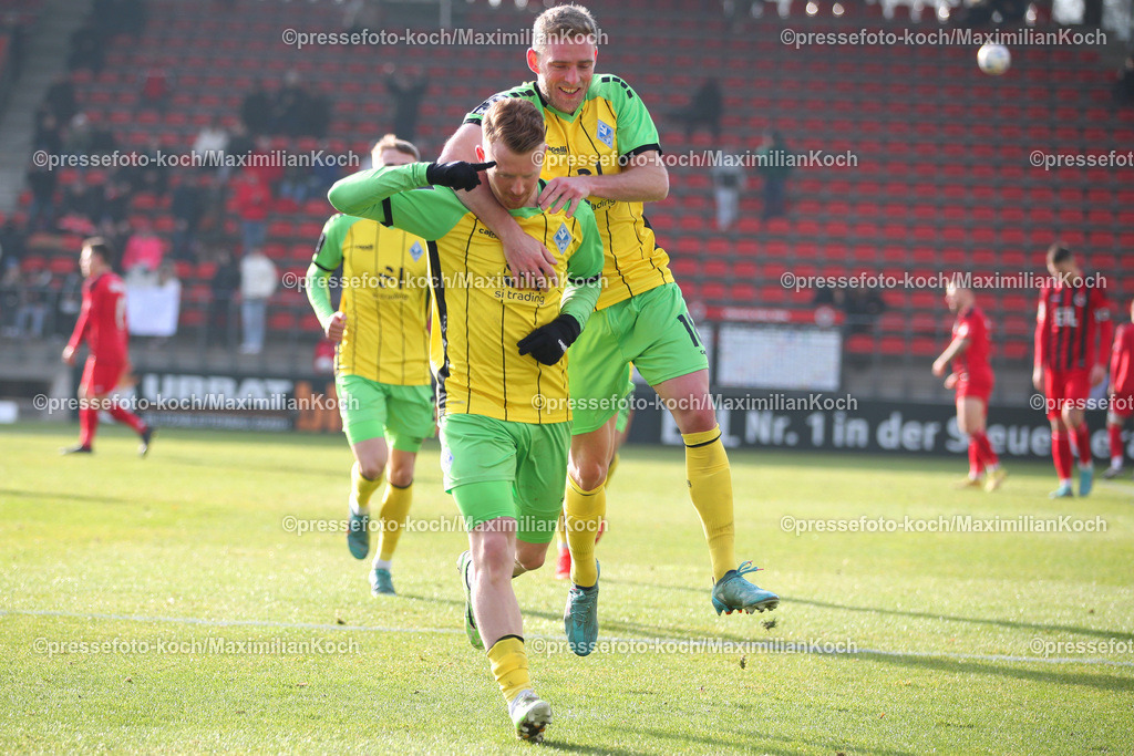 Koe3Liga29012301047 | 29.01.2023, Köln, Sportpark Höhenberg, 20. Spieltag, bwin 3. Liga Fußball Herren, Saison 2022 2023, FC Viktoria Köln – SV Waldhof Mannheim: Dominik Martinovic von SV Waldhof Mannheim trifft zum 3:0 gegen Köln und steht jubelnd mit Laurent Jans  und der Mannschaft auf dem Platz. DFB regulations prohibit any use of photographs as image sequences and or quasi-video.