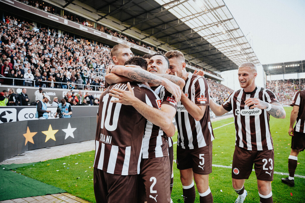 FCP02899 | Der offizielle Shop für FC St. Pauli Fotos. Wähle aus Spielszenen & Fanmomenten dein FCSP Wunschformat. Wir liefern Millerntor-Atmosphäre.