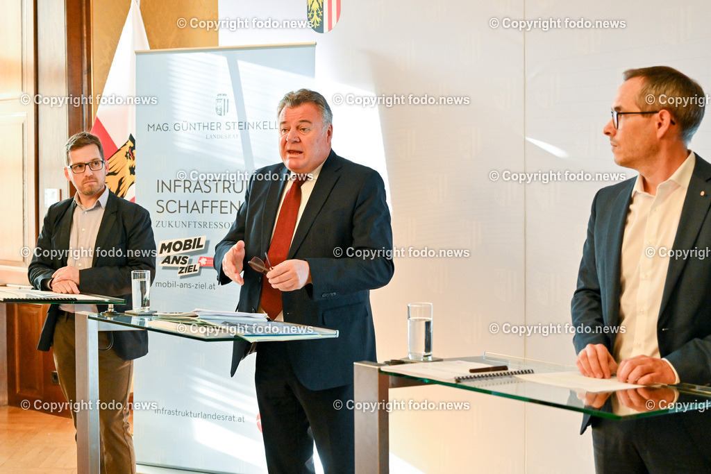 Pressekonferenz LR Guenther Steinkellner (FP)_ 09.11.2023-8 | 09.11.2023, Landhaus Linz, AUT, Pressekonferenz LR Guenther Steinkellner (FP), Mobilitaet gestalten - Vorstellung des Mobilitaetsleitbildes Ooe 2035, im Bild Martin Pflegerl (Abteilung Gesamtverkehrsplanung und oeffentlicher Verkehr), LR Guenther Steinkellner (FP), Martin Poecheim (Leiter der Direktion Straßenbau und Verkehr) 