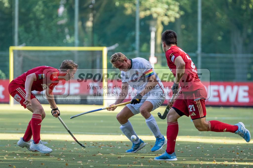 HK_20240907_105422 | 1. Bundesliga Herren RW Köln - Crefelder HTC am 7.9.2024 RW Köln, Köln , Niklas Wellen ( Crefelder HTC 10 ) , Phillip Holzmüller (Rot-Weiss Köln #21 )