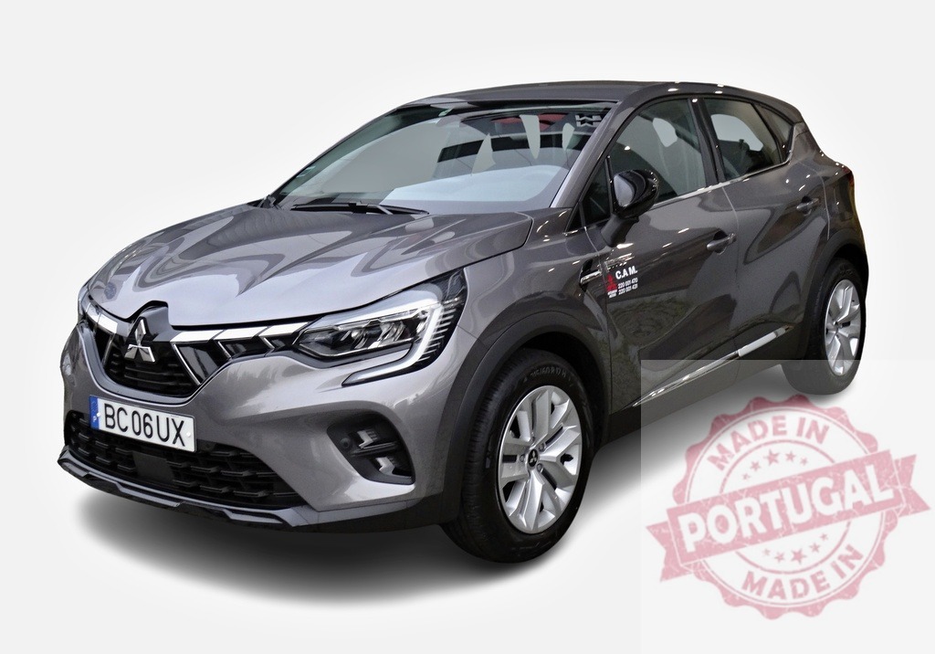 Modern Renault Captur E-Tech showcasing its design in a studio environment | Renault Captur E-Tech showing its front and side, parked on a white background - Realisiert mit Pictrs.com