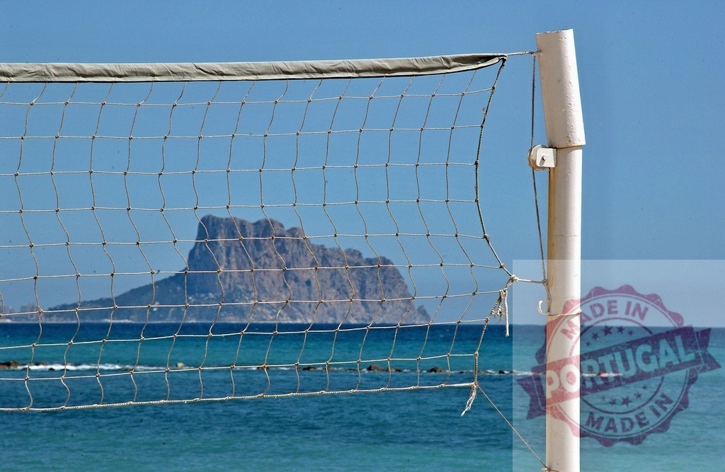 Volleyball net with Peñon de Ifach in Calpe, Spain | Volleyball net on the beach with blue ocean and rocky Peñon de Ifach in the background - Realisiert mit Pictrs.com