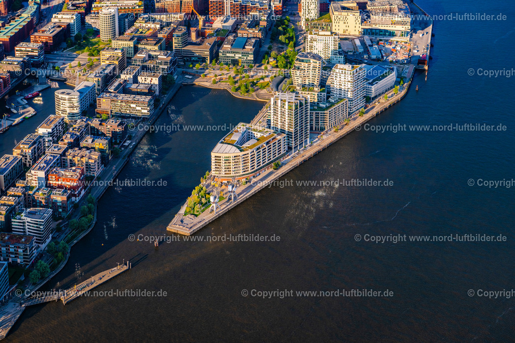 Hamburg_Hübenerkai_Strandhöft_Strandkai_Hafencity_ELS_8665160625 | HAMBURG 16.06.2025 Mehrfamilienhaus- Wohnanlage der " DC DEVELOPMENTS GMBH & CO. KG " am Strandkai im Ortsteil HafenCity in Hamburg, Deutschland. Weiterführende Informationen bei: AUG. PRIEN Immobilien  Gesellschaft für Projektentwicklung mbH,  DC Developments GmbH & Co. KG,  Hadi Teherani Architects GmbH,  Ingenhoven architects GmbH,  KoHa Bauausführungen und Immobilien GmbH,  LRW Architekten und Stadtplaner Loosen, Rüschoff + Winkler  PartG mbB,  leonwohlhage Gesellschaft von Architekten mbH. // Multi-family residential complex of "DC DEVELOPMENTS GMBH & CO. KG" on Strandkai in the HafenCity district of Hamburg, Germany. Further information at: AUG. PRIEN Immobilien  Gesellschaft fuer Projektentwicklung mbH,  DC Developments GmbH & Co. KG,  Hadi Teherani Architects GmbH,  Ingenhoven architects GmbH,  KoHa Bauausfuehrungen und Immobilien GmbH,  LRW Architekten und Stadtplaner Loosen, Rueschoff + Winkler  PartG mbB,  leonwohlhage Gesellschaft von Architekten mbH. Foto: Martin Elsen