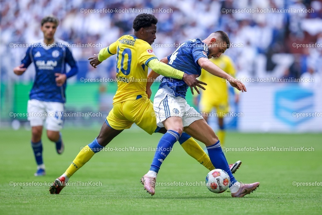 S0417052601017 | 17.05.2026, Fußball, FC Schalke 04 - Eintracht Braunschweig, 34. Spieltag, 2. Fußball Bundesliga, Veltins-Arena Gelsenkirchen, Saison 2025 2026: Mehmet Aydin (Braunschweig #10) im Zweikampf gegen  Hasan Kurucay&nbsp;(Schalke04 #04)  DFB regulations prohibit any use of photographs as image sequences and or quasi-video.