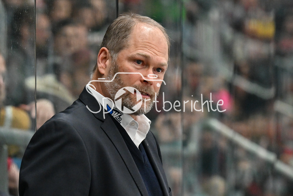 Augsburger Panther - Schwenninger Wild Wings | im Bild Steve WALKER Trainer Schwenninger Wild Wings / Freisteller / Einzelfoto / DEL: Augsburger Panther - Schwenninger Wild Wings, Curt Frenzel Stadion am 24.01.2025
