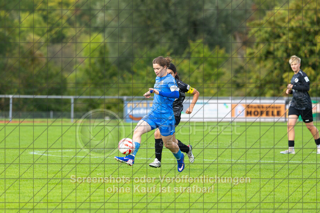 20261010_141357_0591_(c)_by_PhotoPeet | #,1.FC Donzdorf (schwarz) vs. SC Sand (blau), Fußball, EnBW-Oberliga B -Juniorinnen, 05. Spieltag, Saison 2026/2027, Rasenplatz Lautertal Stadion, Süßener Straße 16, 73072 Donzdorf, 10.10.2026 - 14:00 Uhr,Foto: PhotoPeet / Sport- &amp; Eventfotografie / Peter Harich