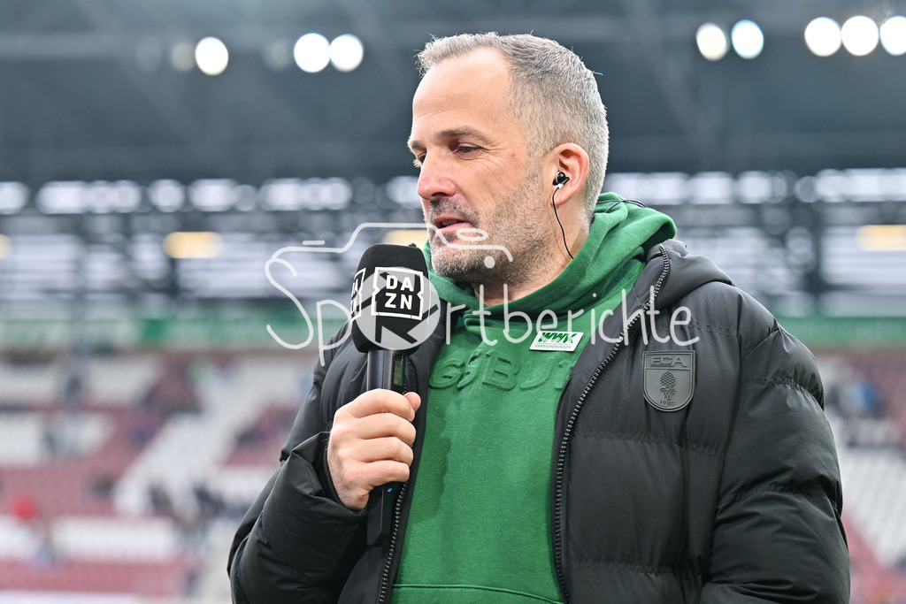 FC Augsburg - 1. FC Heidenheim | AUGSBURG, GERMANY - 15. FEBRUARY: im Bild Manuel BAUM Trainer FC Augsburg / Einzelfoto / Freisteller beim Interview mit DAZN vor dem Bundesligamatch zwischen dem FC Augsburg und dem 1. FC Heidenheim am 22. Spieltag in der WWK-Arena / DFL REGULATIONS PROHIBIT ANY USE OF PHOTOGRAPHS AS IMAGE SEQUENCES AND/OR QUASI-VIDEO
