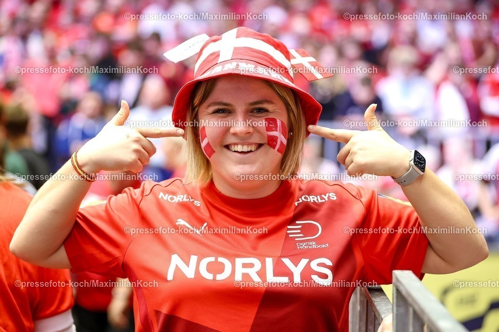 EHF16012602010 | 16.01.2026, Handball, Men's EHF EURO 2026, Dänemark - Nordmazedonien, Jyske Bank Boxen in Herning, Dänemark, Preliminary Round: Gute Laune bei den Fans der dänischen Nationalmannschaft. Die Handballfans freuen sich auf das Spiel in Herning, Feature Freude Fans Fan Zuschauer Besucher