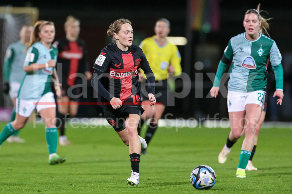 Fussball, Google Pixel Frauen-Bundesliga, SV Werder Bremen - Bayer 04 Leverkusen | v.li.: Sofie Zdebel (Bayer 04 Leverkusen, 16) am Ball, Einzelbild, Ganzkörper, Aktion, Action, Spielszene, DIE DFB-RICHTLINIEN UNTERSAGEN JEGLICHE NUTZUNG VON FOTOS ALS SEQUENZBILDER UND/ODER VIDEOÄHNLICHE FOTOSTRECKEN. DFB REGULATIONS PROHIBIT ANY USE OF PHOTOGRAPHS AS IMAGE SEQUENCES AND/OR QUASI-VIDEO.