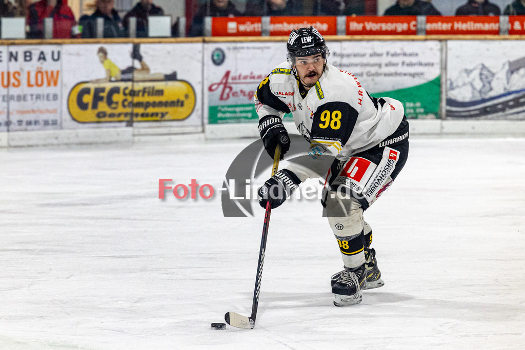 TSV Peißenberg Miners vs EA Schongau Mammuts | Eishockey Bayernliga 2023/2024, TSV Peißenberg Miners vs EA Schongau Mammuts, 20231215,
Philipp KEIL (Mammuts 98) in Aktion,
2023-12-15 in Peißenberg (Eisstadion)
98 Philipp KEIL (Mammuts 98)
Copyright: WolfgangxLindner foto-lindner.de