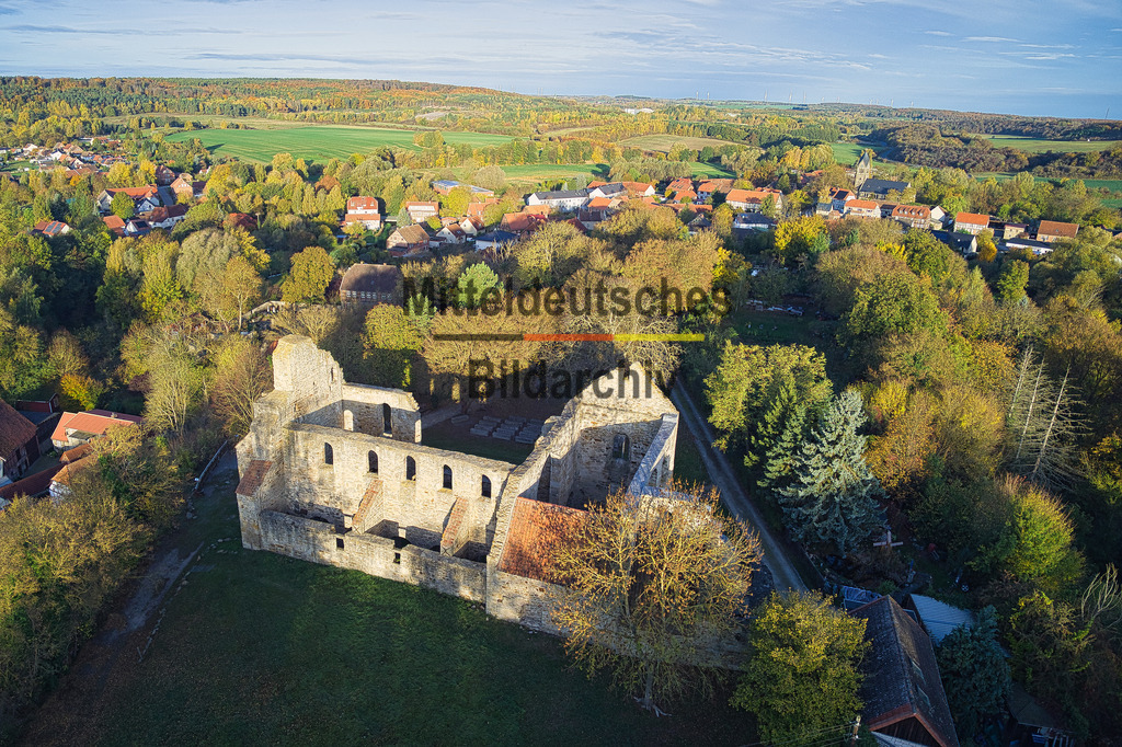 Walbeck_Oktober_0022 | Die Stiftskirche Walbeck ist die Ruine einer ottonischen Stiftskirche in Walbeck, einem Stadtteil von Oebisfelde-Weferlingen im Landkreis Börde. - Realisiert mit Pictrs.com