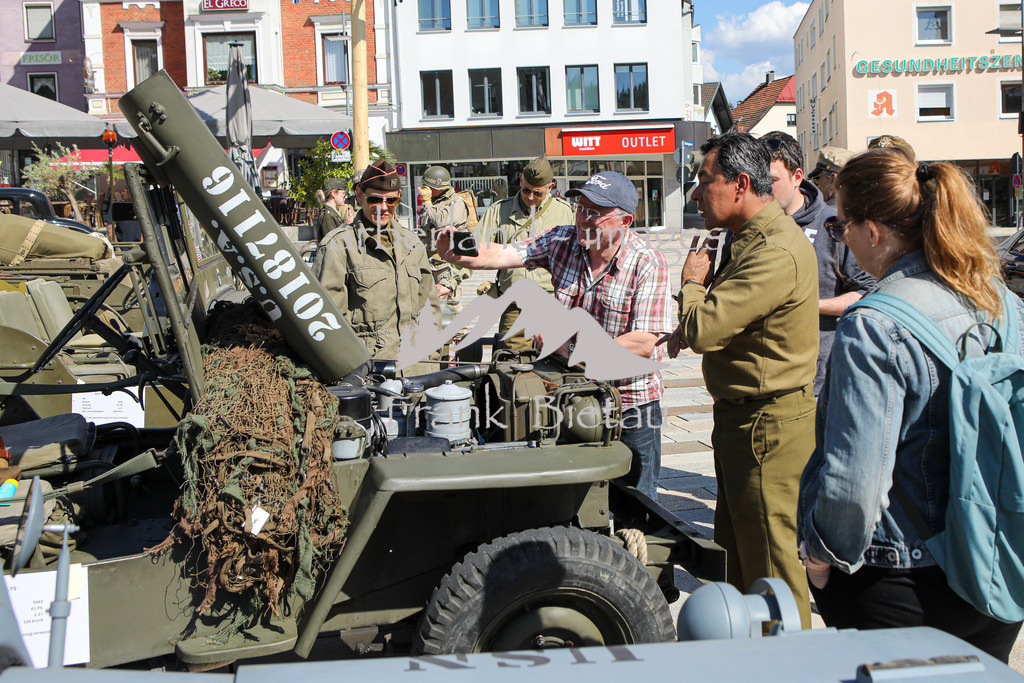 OE7A6797 | Historische Militärfahrzeuge aus Regen unterwegs zur Parade zum Tag der Befreiung in Pilsen