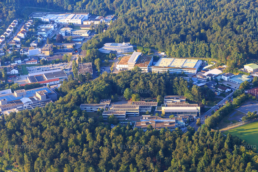 Luftbild: Gewerbegebiet Turnstraße mit Gemeinde Ispringen Hallenbad, Otto Riehm Schule, DENTAURUM GmbH & Co. KG und Rutronik Elektronische Bauelemente GmbH in Ispringen im Bundesland Baden-Württemberg in Deutschland. – Foto: IMG_092259.jpg vom 01.08.2016 durch Werner Riehm/FLY-FOTO.de – Auflösung des Originals: 5472 x 3648 px – WWW.ISPRINGEN.DE – WWW.ISPRINGEN.DE – Dentaurum Deutschland: Dentalprodukte und Technologien seit 1886 – Distributor für elektronische Bauelemente