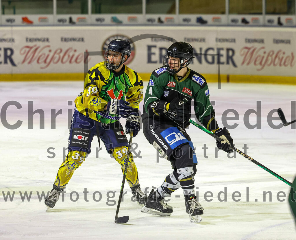 2022-12-16_027_TSV_Erding_gegen_EC_Pfaffenhofen | Erding, Deutschland, 16.12.2022:
Eishockey, Bayernliga 2022 / 2023, 21. Spieltag, TSV Erding gegen EC Pfaffenhofen, Endergebnis: 14:1

Anton Münzhuber (EC Pfaffenhofen, #39), Simon Franz (Erding Gladiators, #4)

Foto: Christian Riedel / fotografie-riedel.net