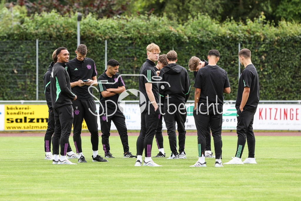 SSV Dillingen - FC Bayern Amateure | Das Team der Bayern Amateure vor dem Testspiel in Dillingen