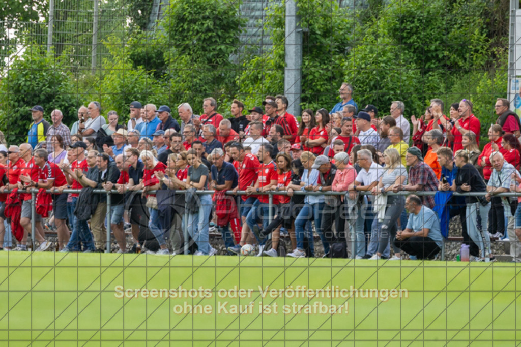 20250616_183432_0206 | #,  TV Eybach (weiß) vs. 1.FC Donzdorf II (rot), Fussball, Entscheidungsspiel 3 in Kreisliga A3 - Bezirk Neckar/Fils, Saison 2024/2025, Rasensportplatz, Staufenecker Str. 41, 73084 Salach, 16.06.2025 - 18:30 Uhr,Foto: PhotoPeet-Sportfotografie/Peter Harich