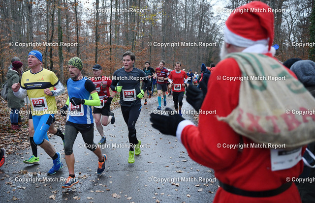 Laufen / Leichtathletik Nikolauslauf Tuebingen 2018 | Laufen / Leichtathletik Nikolauslauf Tuebingen 2018  02.12.2018Laeuferfeld am Heuberger Tor mit NikolausFOTO: ULMER PressebildagenturxxNOxMODELxRELEASExxDie Abklaerung von Persoenlichkeitsrechten abgebildeter Personen obliegt dem Nutzer bzw. Auftraggeber.