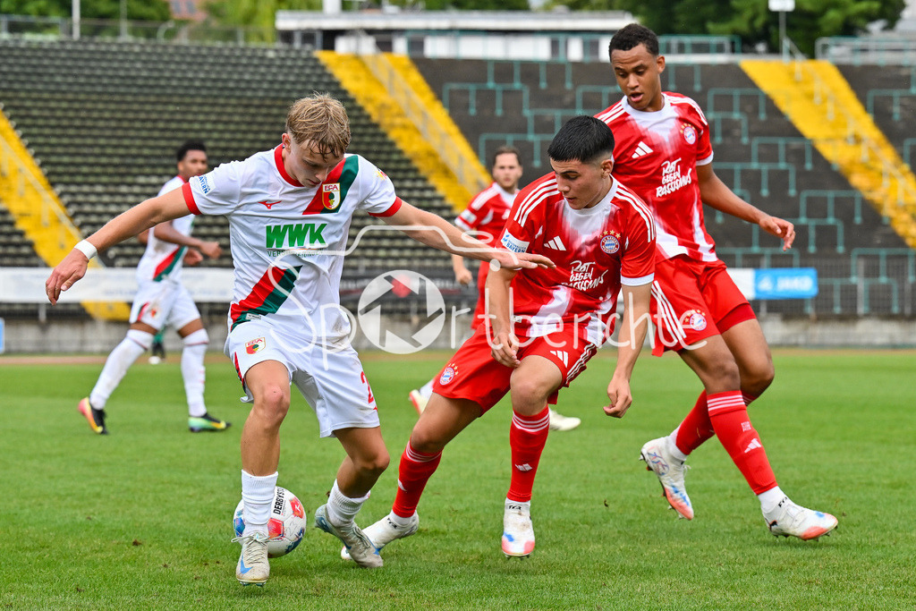 FC Augsburg II - FC Bayern Amateure | v. l. Louis STEGMILLER (FC Augsburg II 23), Tarek BUCHMANN (FC Bayern Muenchen II 5) und Felipe CHAVEZ (FC Bayern Muenchen II 8) / Zweikampf / Duell / Regionalliga Bayern: FC Augsburg II - FC Bayern Muenchen II, Rosenaustadion am 25.07.2025