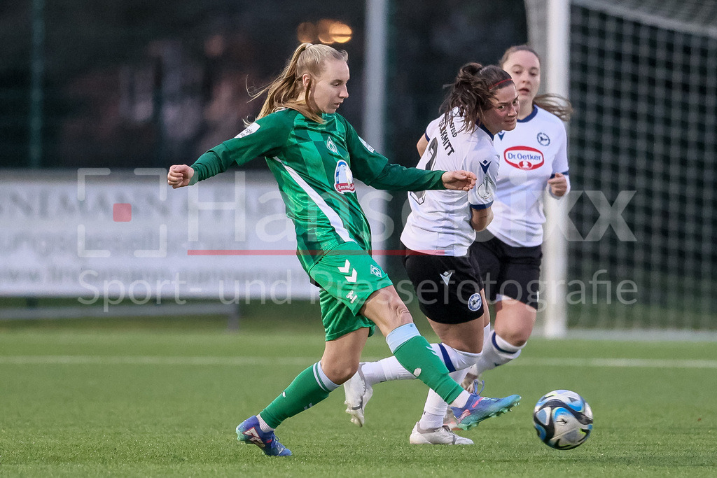 Fussball, Testspiel Frauen, DSC Arminia Bielefeld - SV Werder Bremen | v.li.: Emöke Papai (SV Werder Bremen, 16) und Rike Tolckmitt (Arminia Bielefeld, 3) im Zweikampf, Duell, Dynamik, Aktion, Action, Spielszene