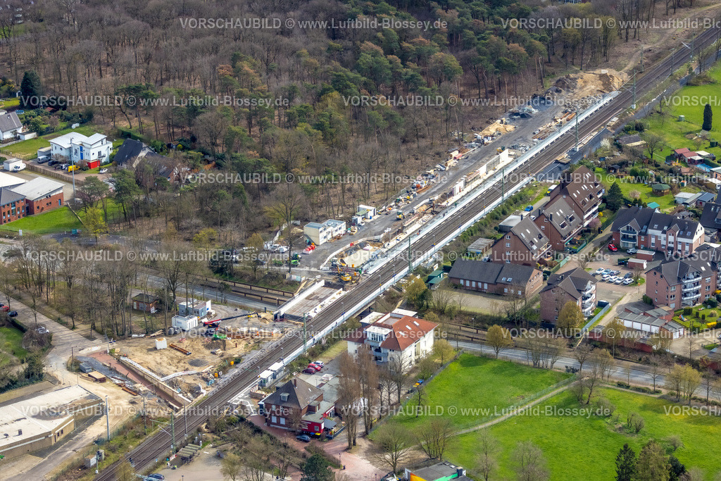 Voerde230301102 | Luftbild, Ausbau der Betuwe Linie zwischen Ruhrgebiet und den Niederlanden im Bereich Voerde zur dreigleisigen Bahnstrecke, , alle beschrankten Bahnübergänge werden entfallen oder durch Über- oder Unterführungen ersetzt werden. Vor allem ist die Ausbaumaßnahme für die Bahn mit der Verpflichtung verbunden, nunmehr Lärmschutz für die betroffenen Menschen zu gewähren. Stockum, Voerde, Niederrhein, Ruhrgebiet, Nordrhein-Westfalen, Deutschland