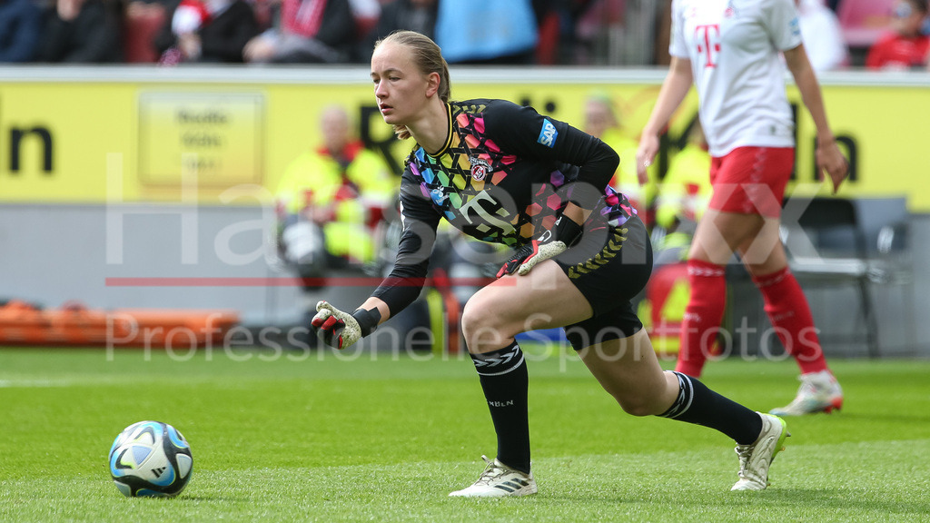 Fussball, Google Pixel Frauen-Bundesliga, 1. FC Köln - SV Werder Bremen | v.li.: Paula Hoppe (Torhüterin, Torwart, 1. FC Köln, 12) am Ball, Einzelbild, Ganzkörper, Aktion, Action, Spielszene, DIE DFB-RICHTLINIEN UNTERSAGEN JEGLICHE NUTZUNG VON FOTOS ALS SEQUENZBILDER UND/ODER VIDEOÄHNLICHE FOTOSTRECKEN. DFB REGULATIONS PROHIBIT ANY USE OF PHOTOGRAPHS AS IMAGE SEQUENCES AND/OR QUASI-VIDEO.